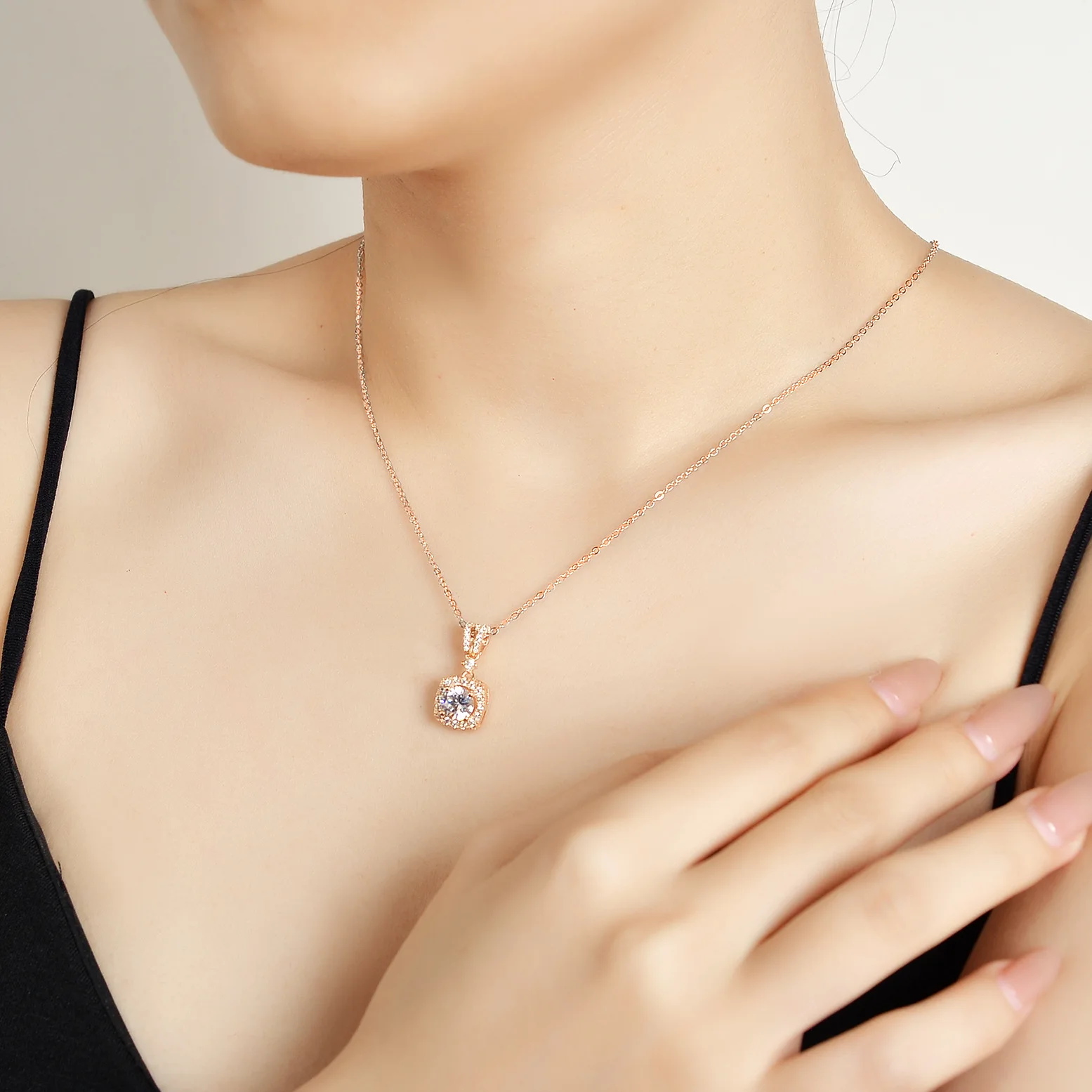 

18K Gold Pendant, 1-carat Moissanite Necklace, Women's Fashionable Luxury Square Bag, Platinum PT950 Diamond Collarbone Chain