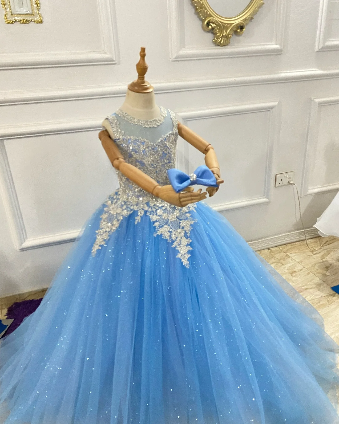 Sky Blue Flower Girl Dresses Customized Children Birthday Party Gowns Shiny Tulle Bling Bling Lace Appliqued Girls Photos Gowns