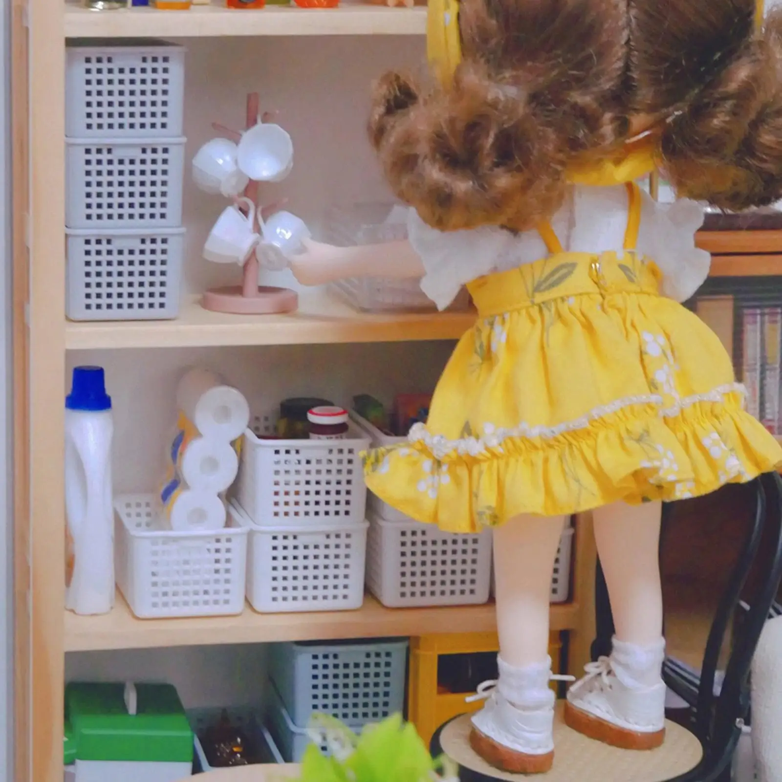 Akcesoria do domku dla lalek Miniaturowy drewniany stojak na kubki w skali 1:12, akcesoria i naczynia do domku dla lalek