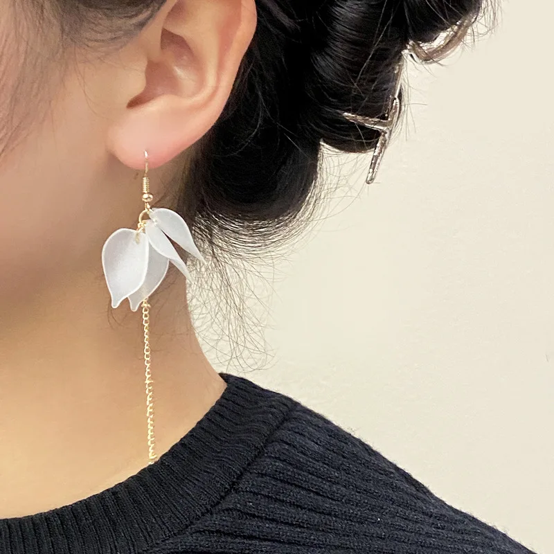 Korean Elegant White Acrylic Leaf Flower Drop Earrings Fashion Long Chain Tassel Dangle Earrings for Women Wedding Party Jewelry