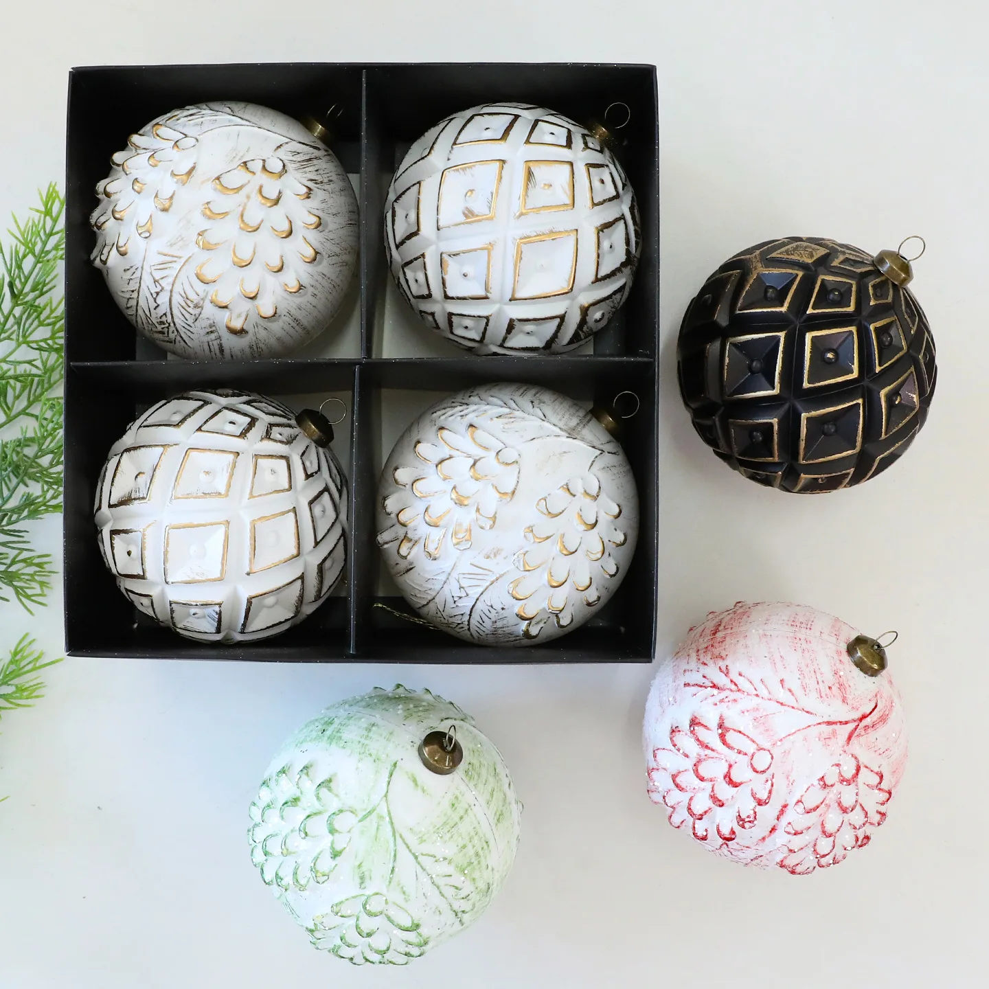 White Gold Christmas Ball Ornament Matte Retro Light Luxury Snowflake Hanging Pendant for Christmas Tree Decorations