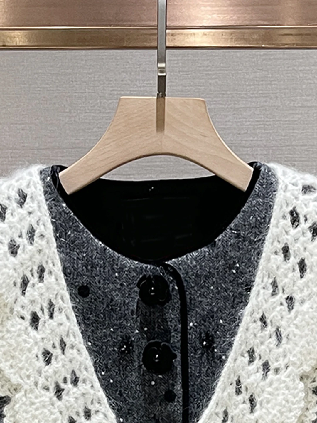 Cappotto Invernale Versatile in Lana, Lungo e Ampio con Risvolto e Dettagli a Bottoni, Stile Elegante e Pratico per il Pendolarismo