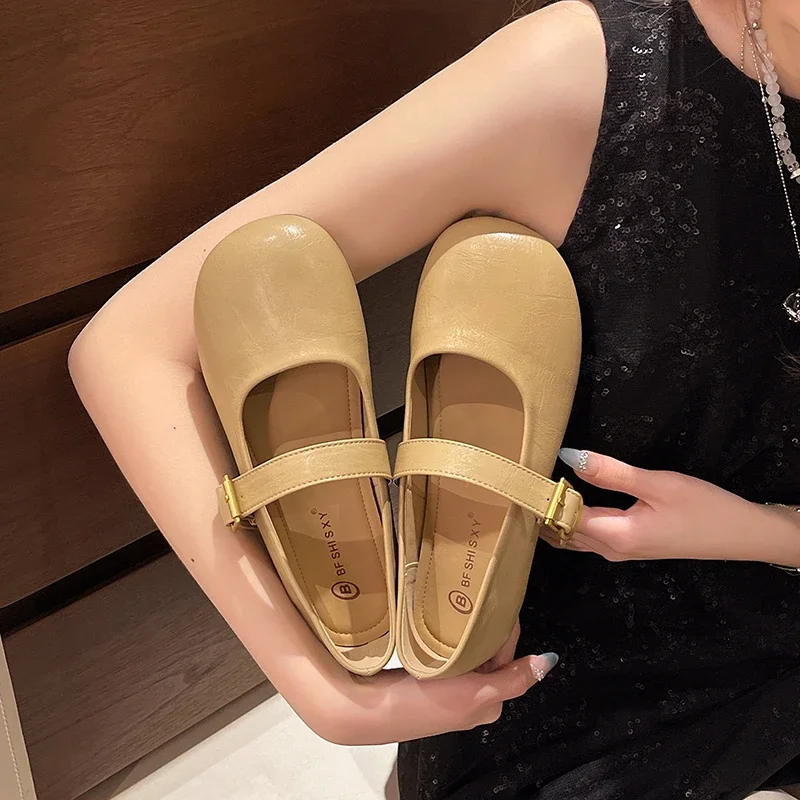 

Women's Fashionable Casual Leather Button Flat Slippers