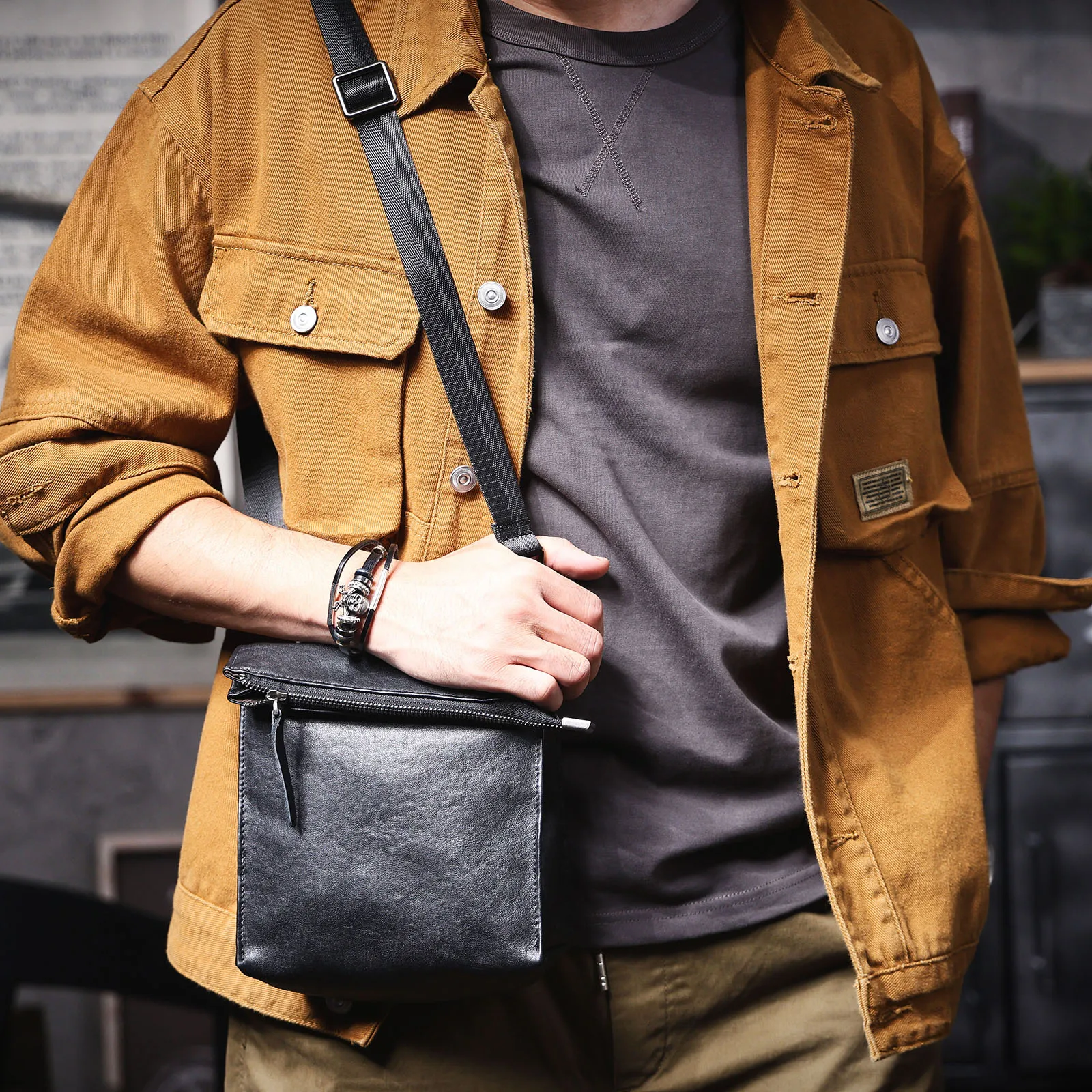 Echte Leder-Umhängetasche für Herren, Modische Brusttasche aus Rindsleder, Pflanzlich gegerbtes Leder, Unisex – Detail 4