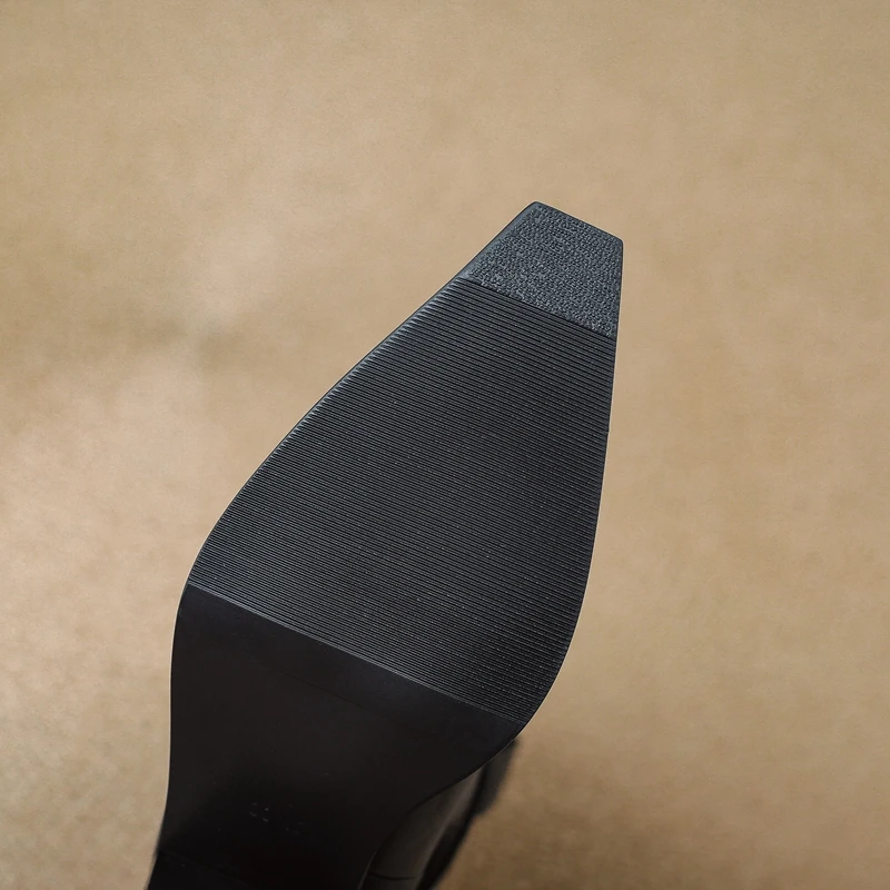 حذاء نسائي جديد للخريف والشتاء مصنوع من جلد البقر بمقدمة مدببة وعجل بكعب عالٍ للدراجات النارية حذاء قصير على الموضة الغربية