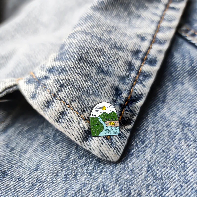 Broche de icono de paisaje de camping al aire libre, insignia de dibujos animados de viaje de sol y luna, accesorios de ropa versátiles, pin de regalo para hombres y mujeres