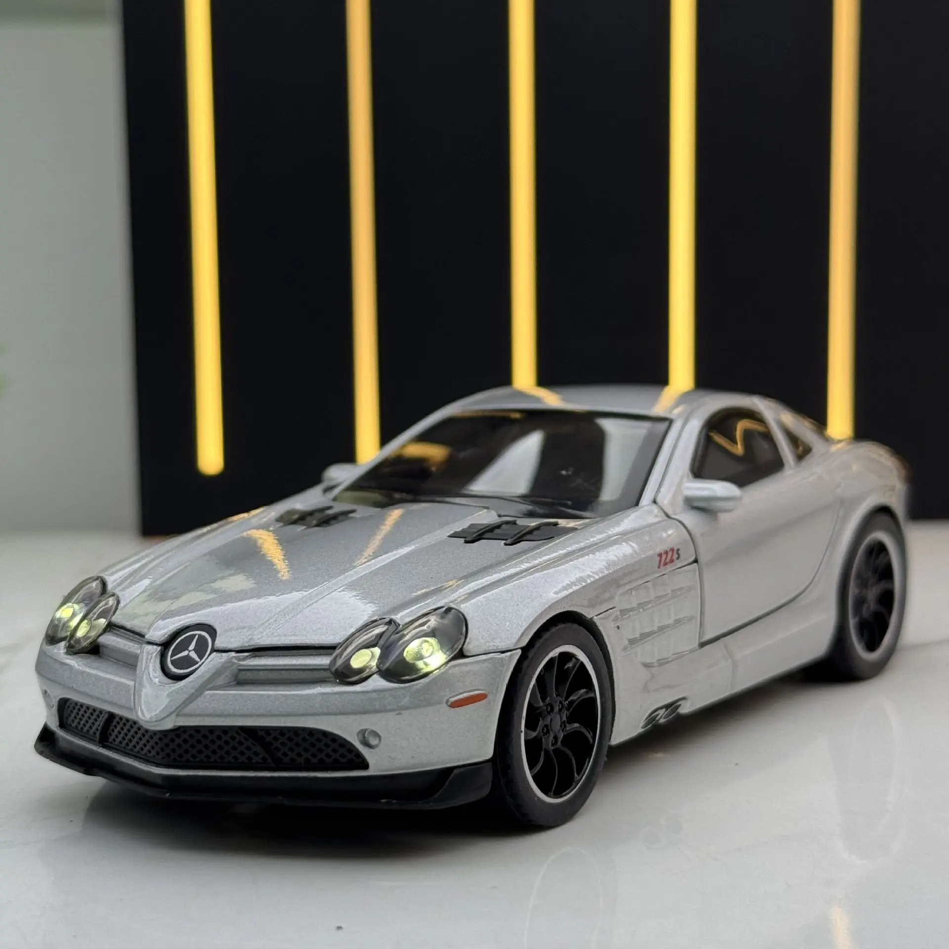 

1:32 Mercedes-Benz SLR AMG Sports Car High Simulation Sound and Light Alloy Car Model Pull Back Diecast Car Childrens Toy Gift