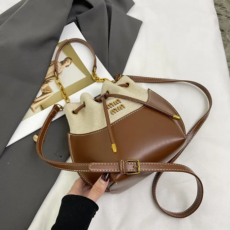 Girls Fashion Handbag Ladies Casual Shoulder Bag Niche Hundred Slant Cross Bag Large Capacity Bucket Bag Chain Decoration PU Fab