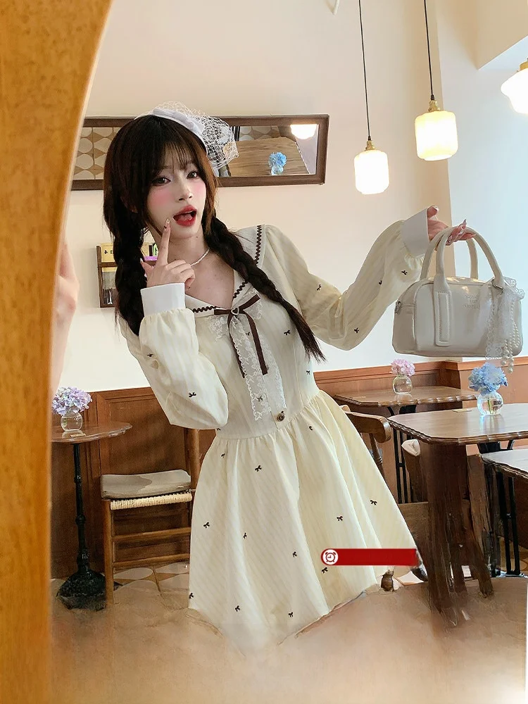 

Женское платье Sweet Sle Princ Cut с цветочным принтом, темно-синим воротником, омолаживающим эффектом, короткой юбкой и длинными рукавами из смесового полиэстера для ранней весны