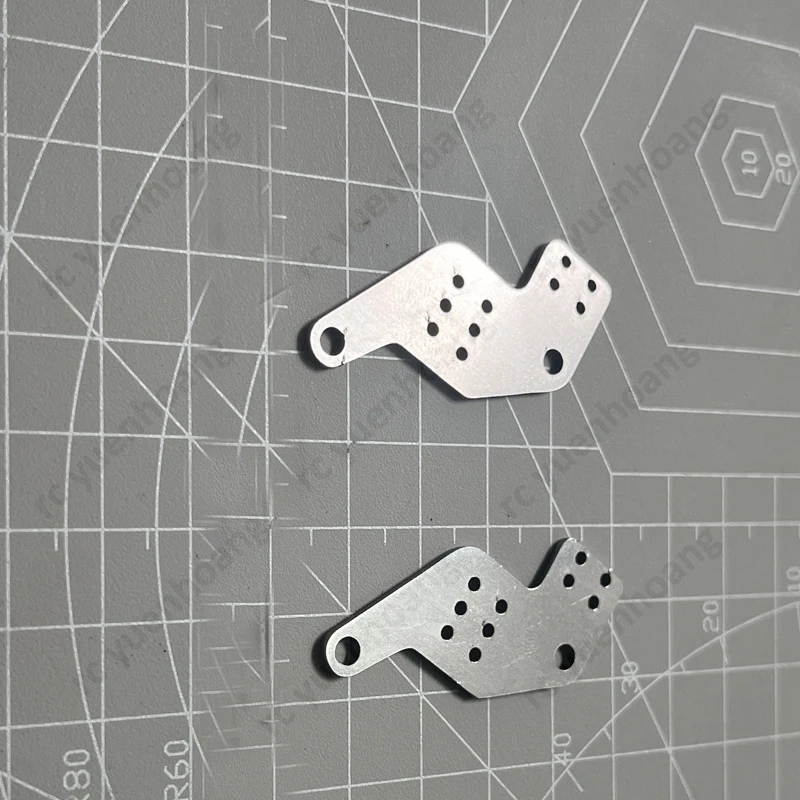 1 Para wsporników skośnych kabiny do modelu ciągnika siodłowego w skali 1/24, wykonanych z wytrzymałego stopu, imitujące statyczne elementy zmienialne w dynamiczne, modyfikowane części.