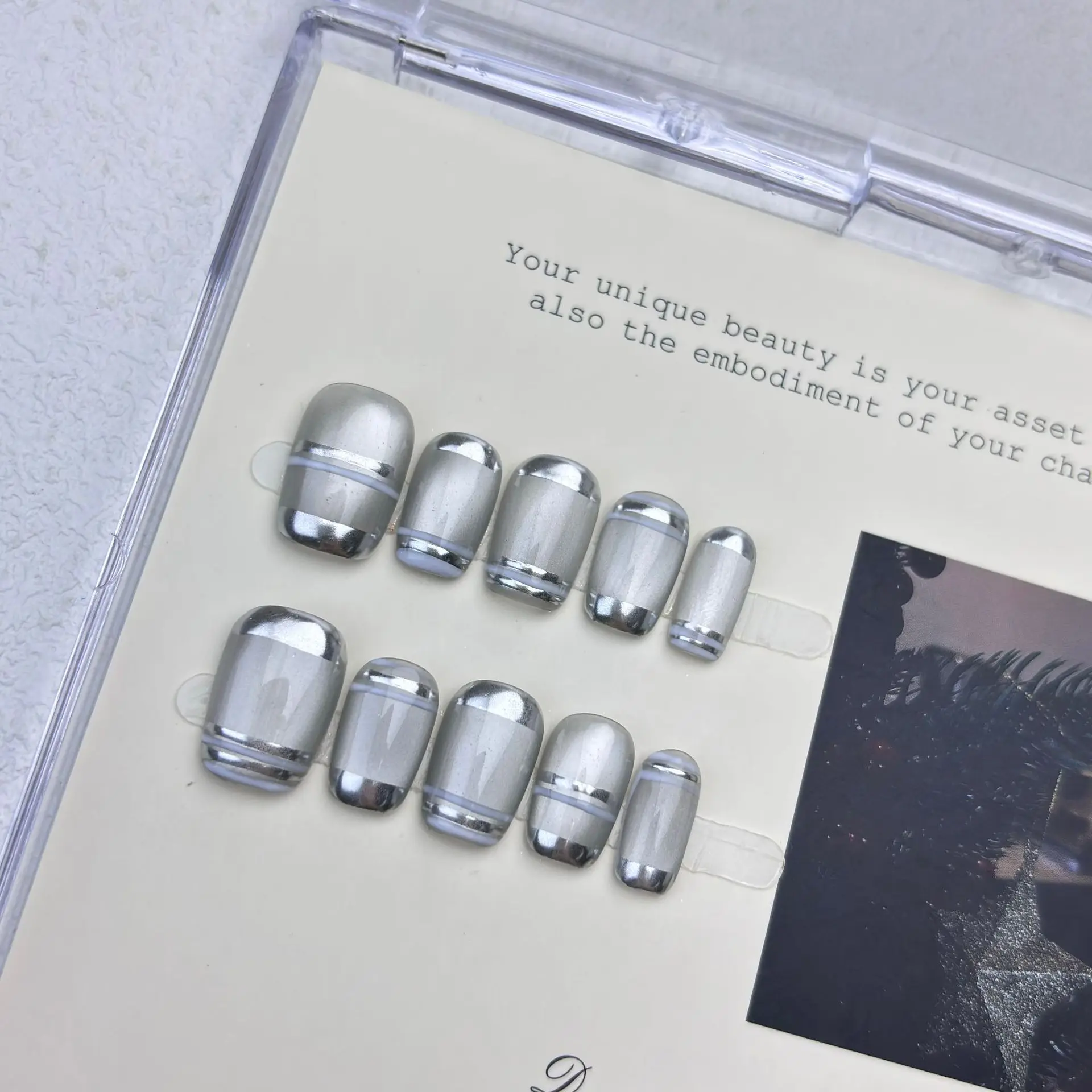 Set di 10 Unghie Finte Lucide Argento Fatte a Mano, Stile Francese Balletto, Corte, Artificiali, con Effetto Occhio di Gatto e Glitter, Indossabili