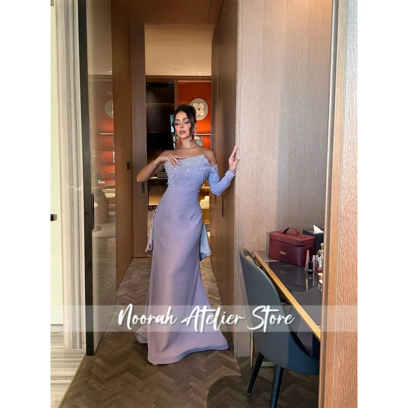 ชุดราตรีแบบไม่มีสายแบบโมเดิร์นที่ออกแบบได้ตามต้องการ ชุดเดรสงานพรอมผ้าเจอร์ซีย์ประดับคริสตัลสุดหรูหรา พร้อมชายกระโปรงยาวแบบพิเศษสำหรับโอกาสพิเศษ