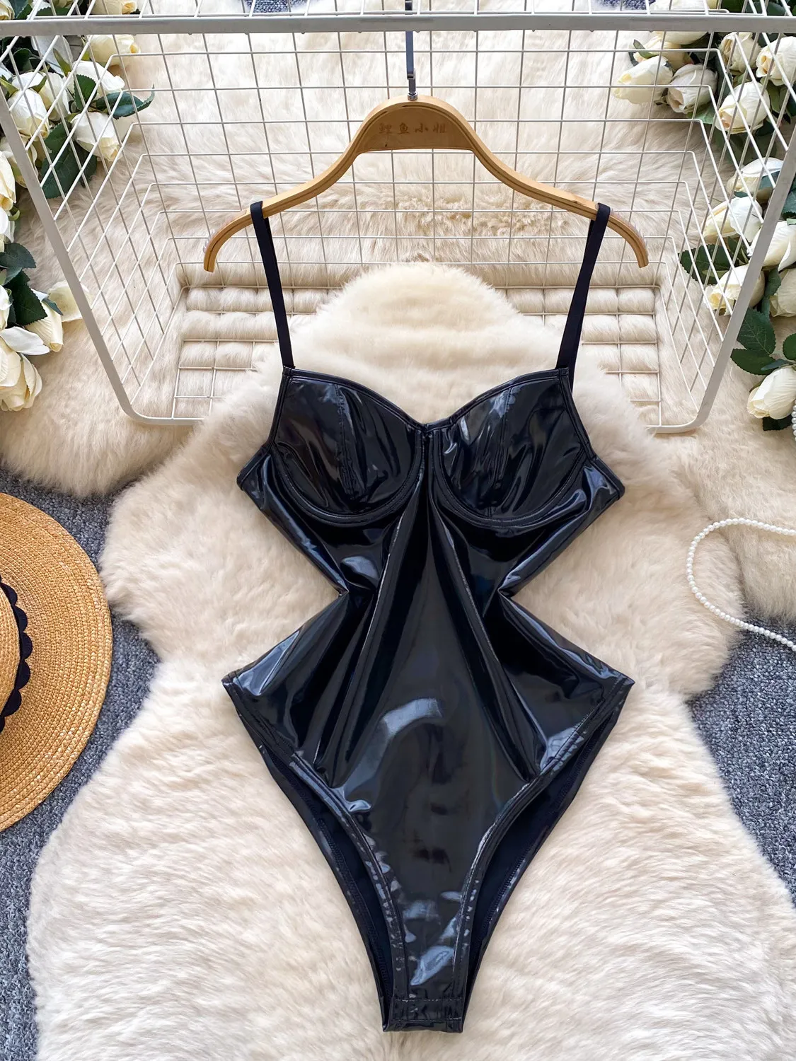 

Женский черный готический комбинезон-боди Y2K без рукавов из искусственной кожи, винтажный эмо-ромпер, одежда в стиле кокетка 2026