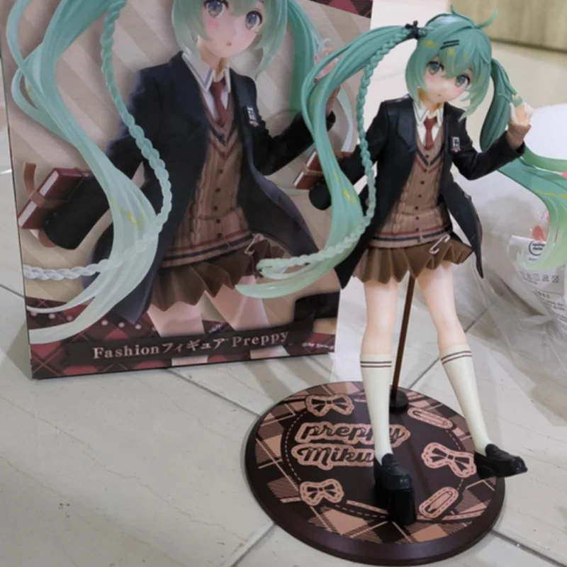 

В наличии: Оригинальный коллекционный набор фигурок Taito Fashion Hatsune Miku в стиле преппи, модель персонажа аниме, подарок на день рождения, сюрприз