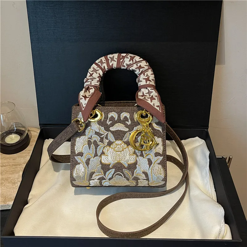 borsa-mini-tote-classica-vintage-con-ricami-floreali-borsa-a-tracolla-versatile-e-di-tendenza-con-foulard-in-seta-e-ciondoli-dorati