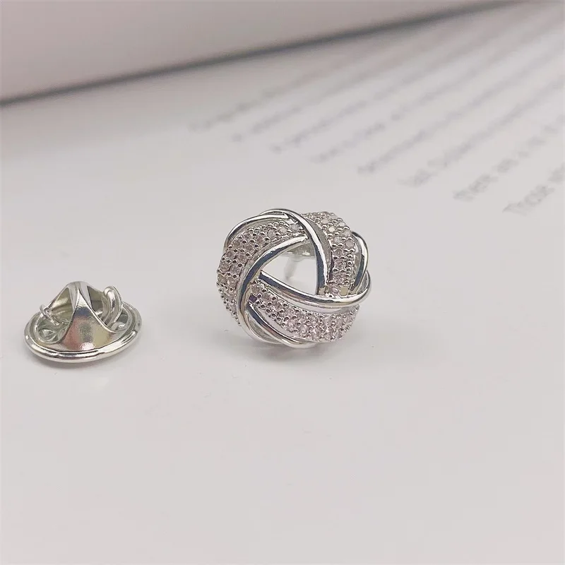 Fashion Twist Brooches Small Crystal Brooch for Women Metal Anti-glare Lapel Pin Fixed Clothes Pins Coat Clothing Accessories