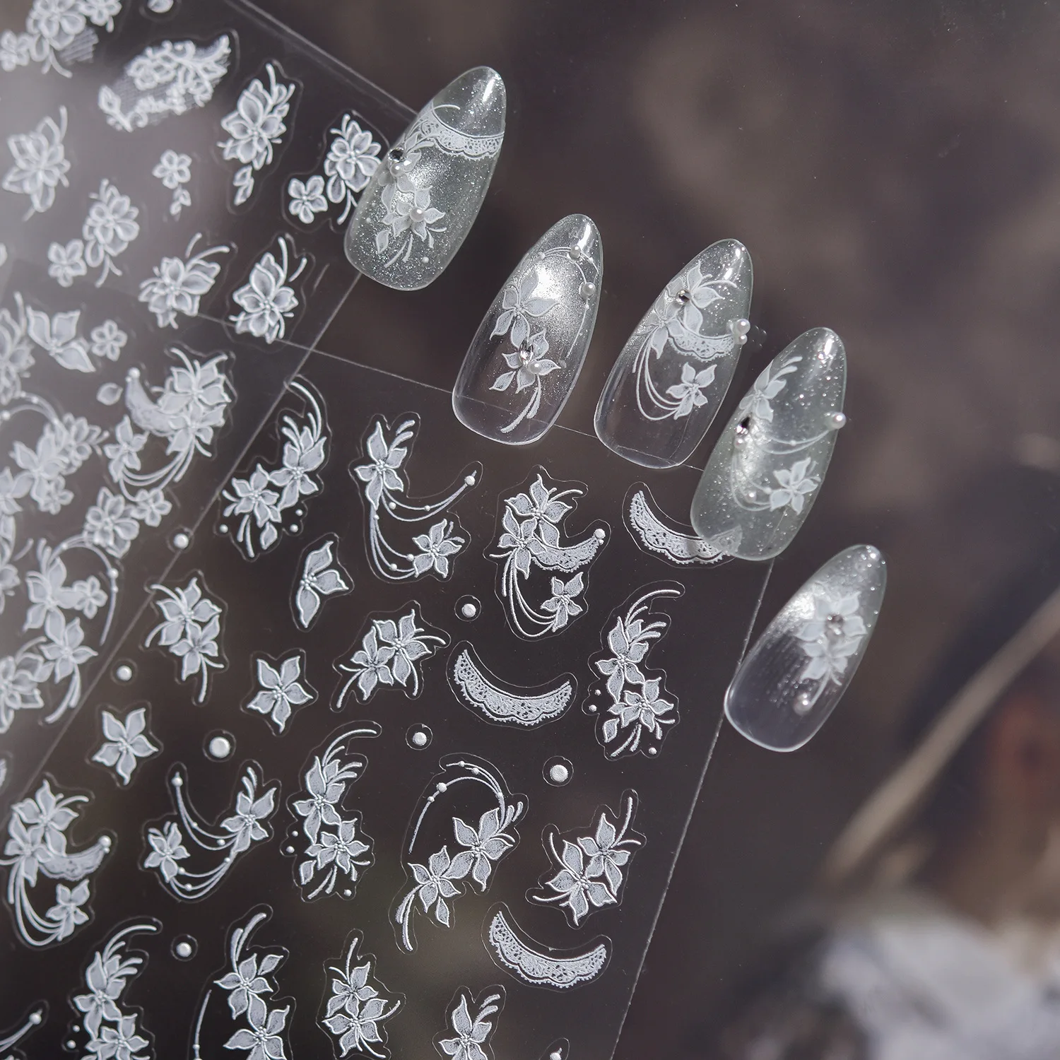 5D Weiße Orchideen-Nagelaufkleber Französische Zarte Blumen Halbmond Spitzenkante Selbstklebende Nagelkunst-Sticker Elegante Maniküre-Dekoration