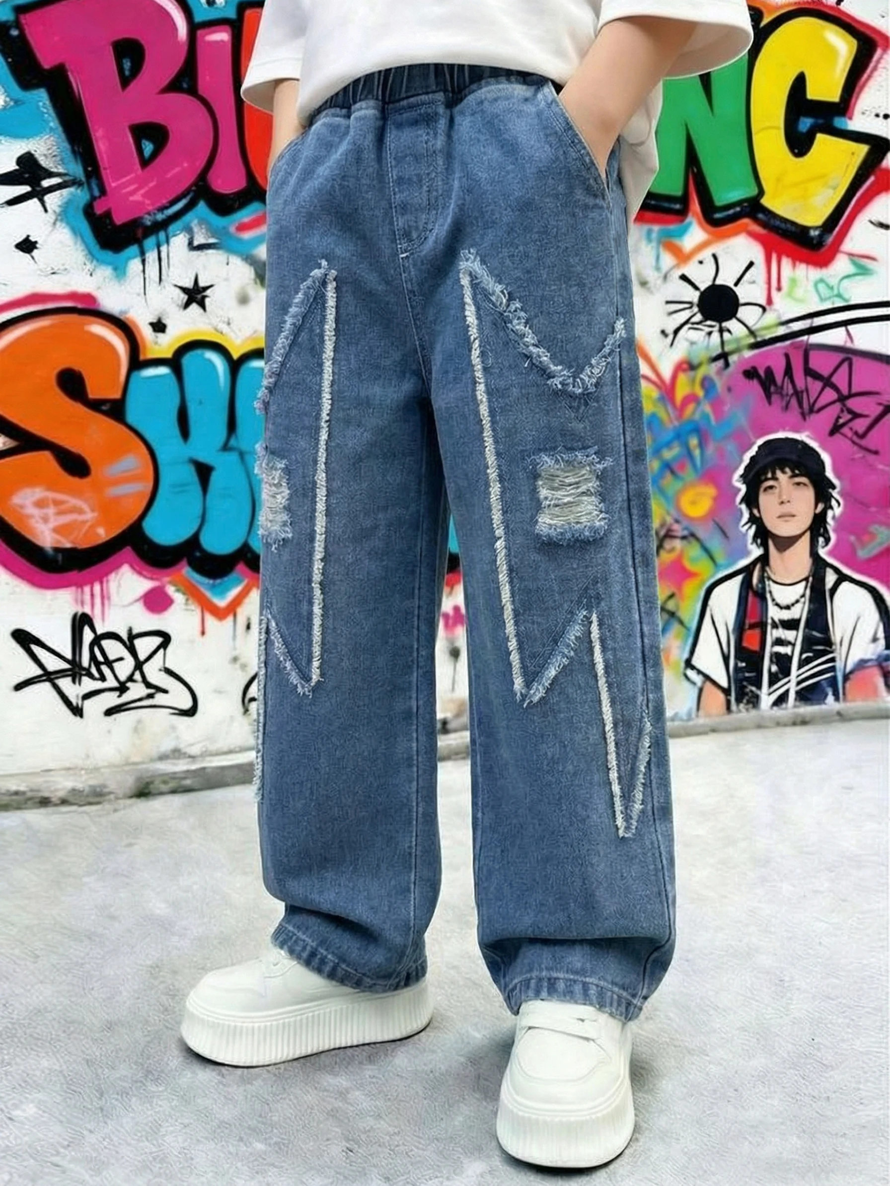 Original Design Boys' Jeans with Lightning-Shaped Patches on Both Sides, Frayed Edges, Elastic Waist, Loose Fit, Casual Style. Trendy Distressed Jeans with Patch Lightning Edges. Original Design Suitable for Both Boys and Girls, Casual Children's Clothing. Vintage Distressed Details, Light Wash, Elastic Waist