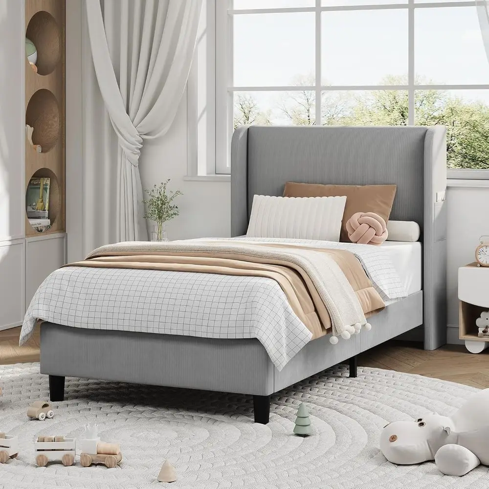 

Элегантная бархатная двуспальная кровать со спинкой, вертикальными полосками, карманами для хранения вещей, опорой из деревянных планок, светло-серого цвета, простая сборка