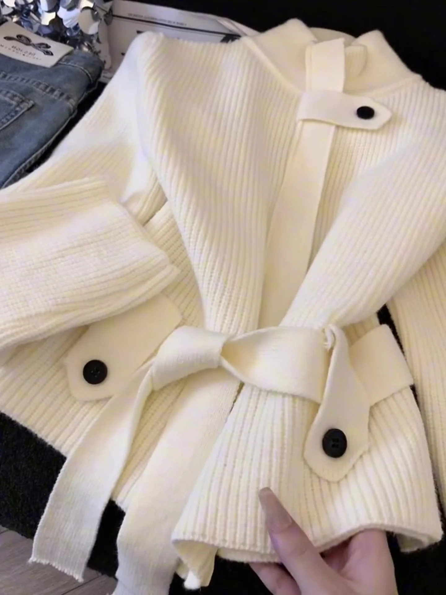 Miękki sweter z długim rękawem, styl koreański, elegancki, do pracy, top damski, moda zimowa, dzianinowy, wygodny krój.