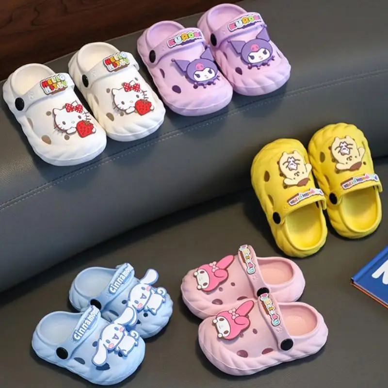 

Новый стиль, детские тапочки Sanrio с героями мультфильмов Kuromi, кавайная пляжная обувь на мягкой подошве, износостойкая обувь для девочек, удобные сандалии