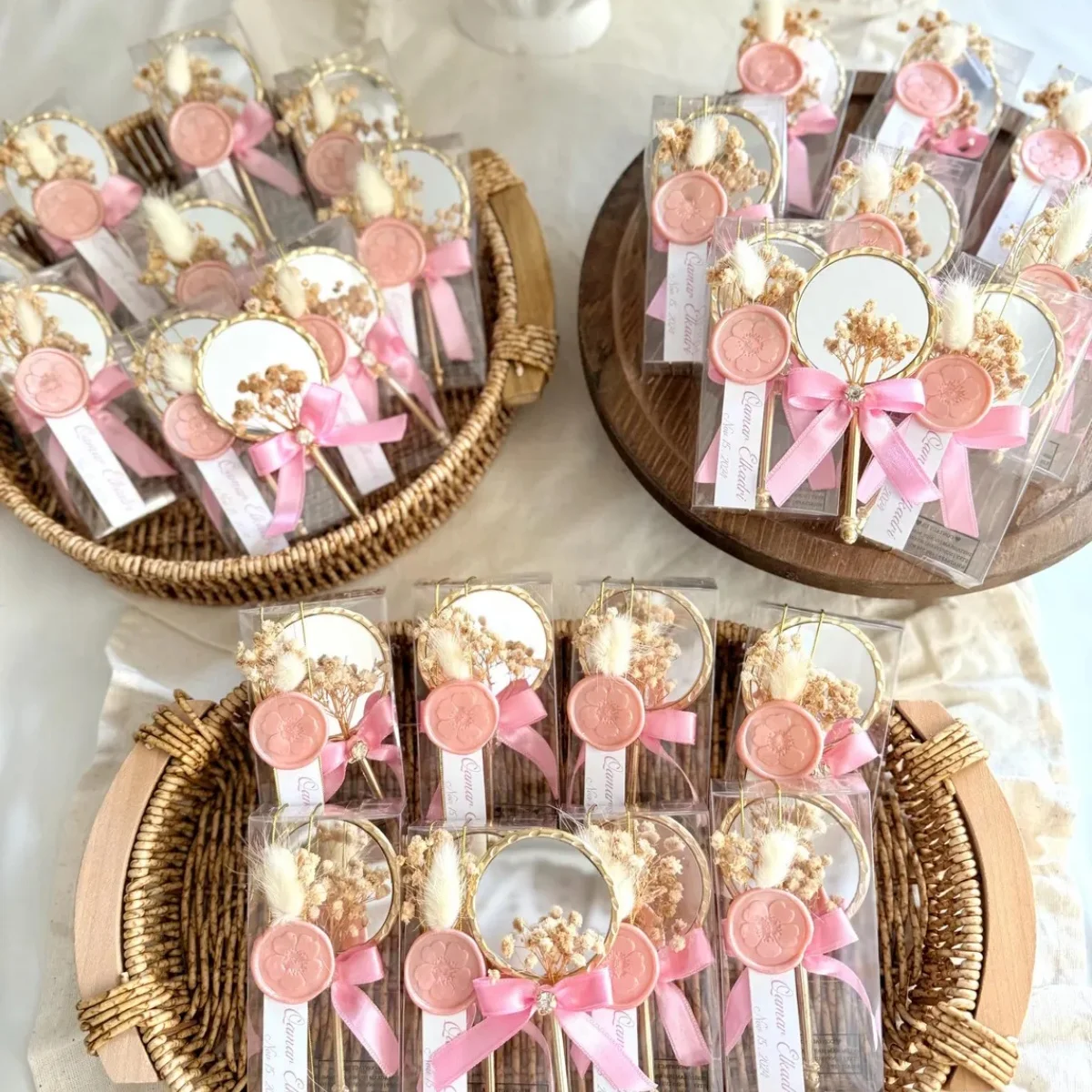 

Персонализированное золотое ручное зеркало для детского душа: элегантный подарок на память