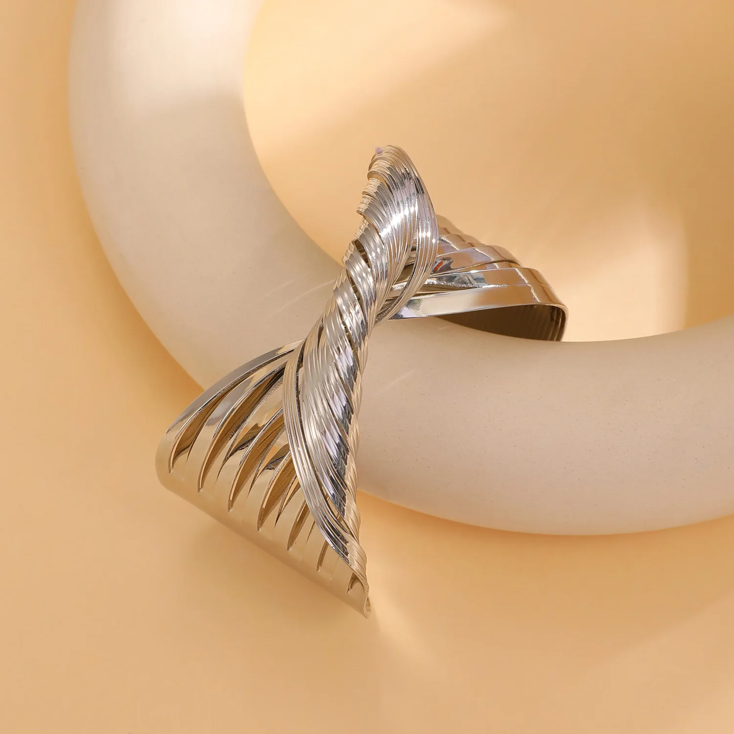 الملتوية كروس الكفة سوار للنساء الغربية غير النظامية المفتوحة قابل للتعديل سوار الأزياء والمجوهرات هدية سحر اليد التبعي