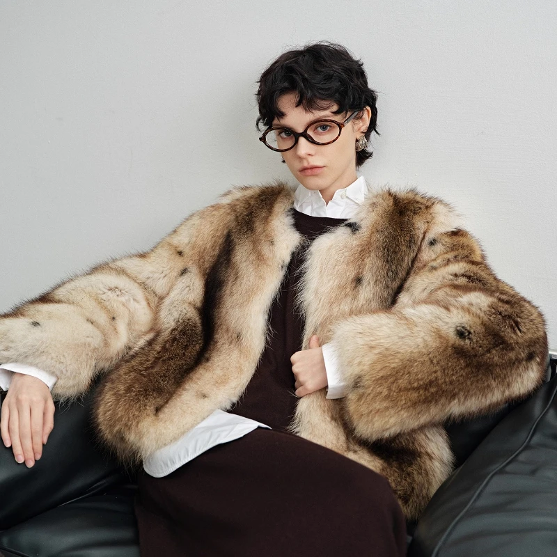 เสื้อโค้ทขนแรคคูนแท้จากอเมริกา แบรนด์ YOLANFAIRY สำหรับฤดูหนาว ผสมหนัง คอทรงกลม สไตล์ยุคกลาง รุ่นปี 2025