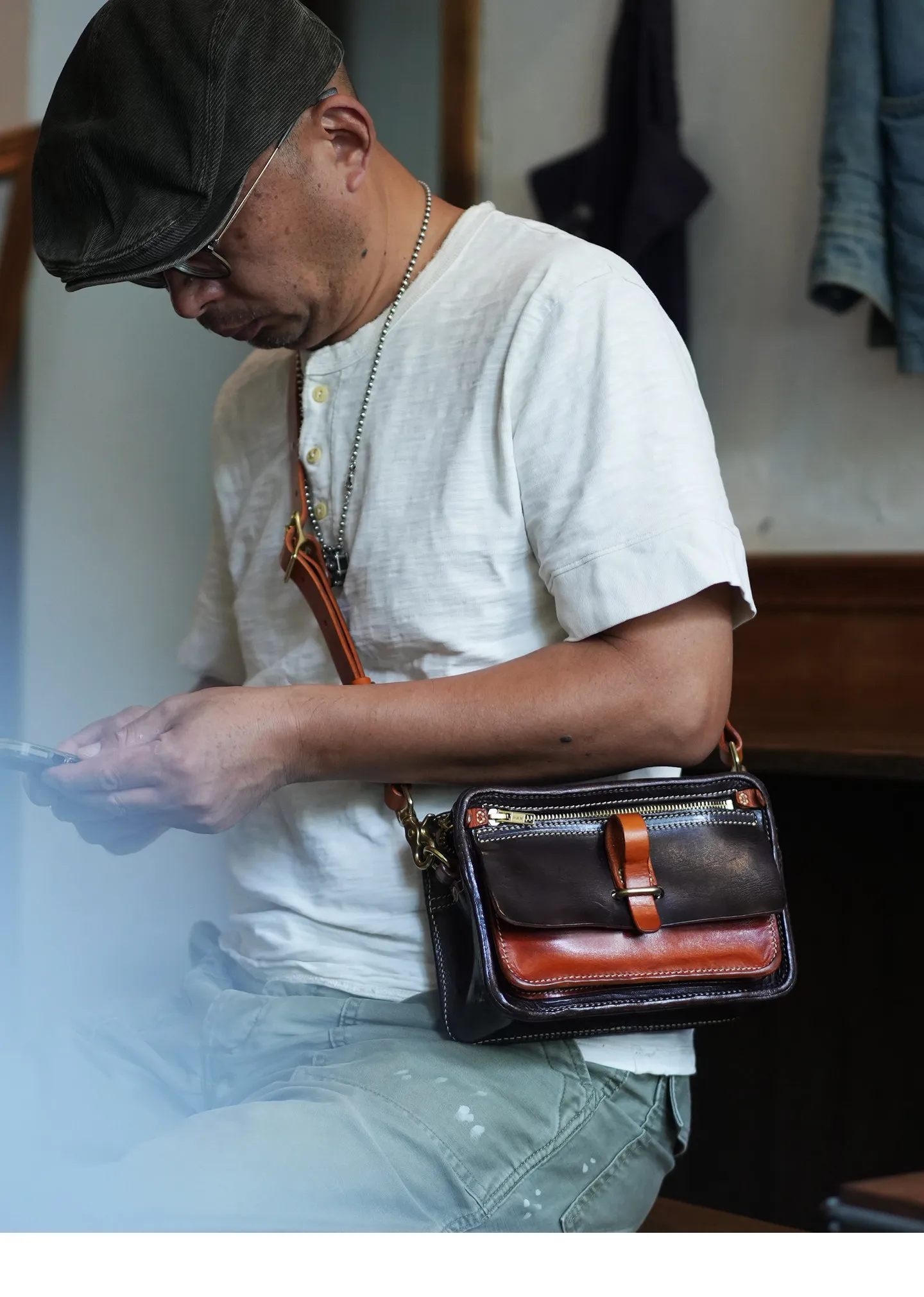 Wochenend-Outdoor-Tasche, tägliche erste Schicht aus Rindsleder, Herren-Umhängetasche, modische, lässige Designer-Umhängetasche, handgefertigt, aus echtem Leder. – Detail 10
