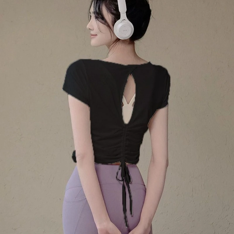 Nuovo outfit estivo da yoga t-shirt a maniche corte da donna alla moda ad asciugatura rapida top sportivo tuta fitness leggera e traspirante