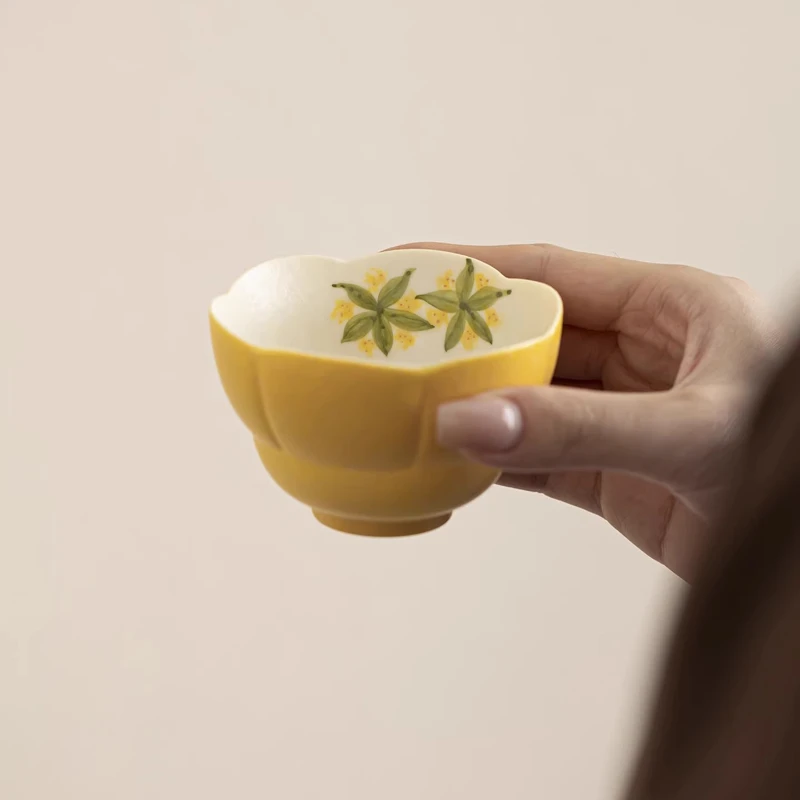 

Лимонно-желтая керамическая чашка для чая с ручной росписью в виде цветка османтуса, мастер-чашка.