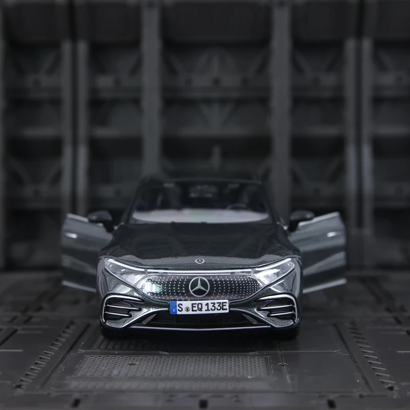 Maisto 1:27 simulation Mercedes Benz EQS alloy car model doors can be opened suitable for collection and can be given as a gift view 3