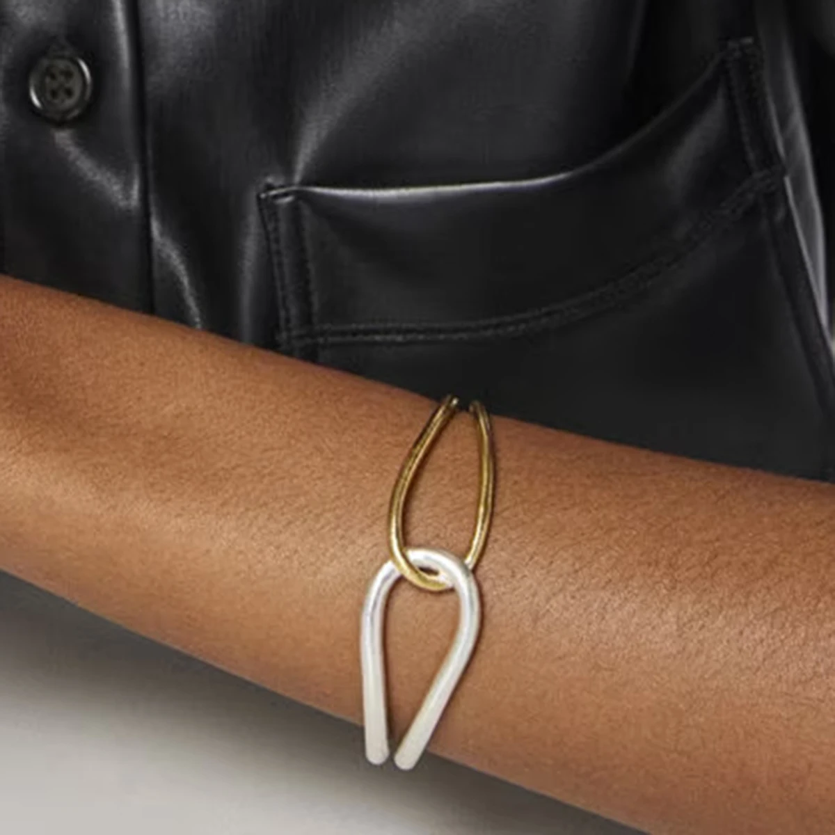 سوار AIKOER بسيط مطلي بالذهب عيار 18 قيراط من الفولاذ المقاوم للصدأ بلونين مع خطوط ملتوية وعقدة سوار مجوف للنساء J