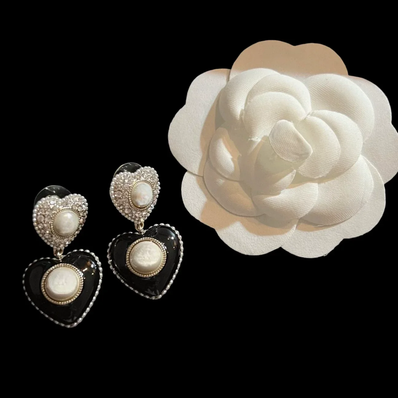 

Retro new double letter high-end heart black and white drip glue earrings