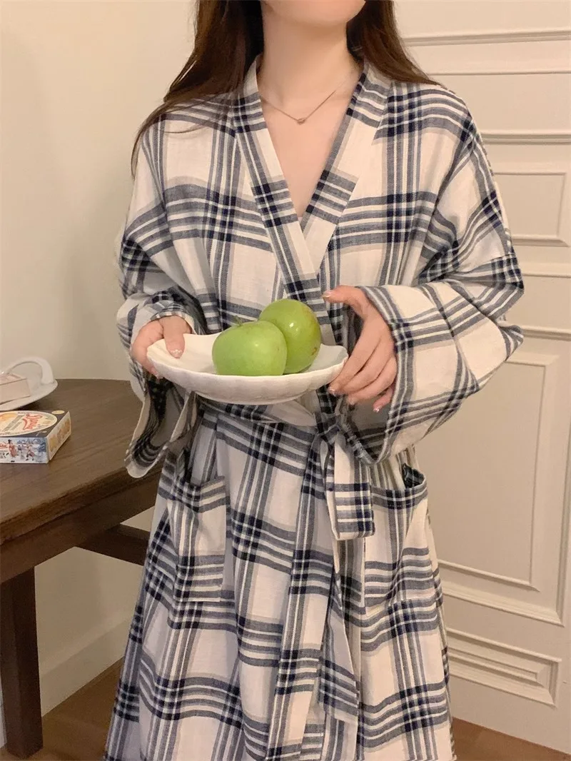 Neu eingetroffen: Damen-Nachthemd: Minimalistischer Bademantel für Frühling/Herbst – Langer, lockerer Kimono im Instagram-inspirierten Homewear-Stil – Detail 6