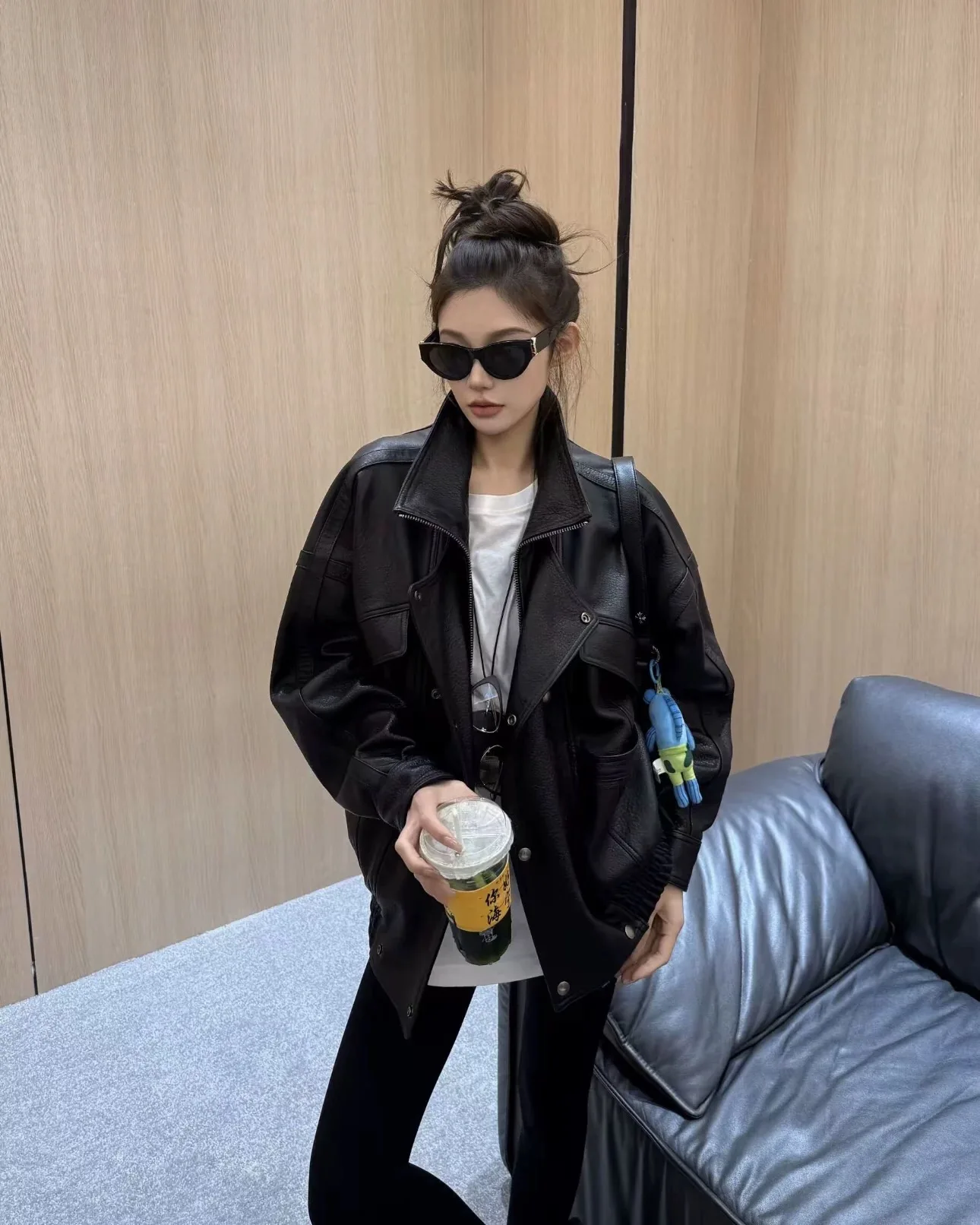 เสื้อโค้ทหนังแท้คุณภาพสูง สไตล์เรโทร หนังวัวแท้ สำหรับฤดูใบไม้ร่วงและฤดูหนาว ดีไซน์ใหม่ สไตล์ยุโรป แฟชั่นสำหรับผู้หญิง ทรงยาว ซิปดีไซน์ทันสมัย