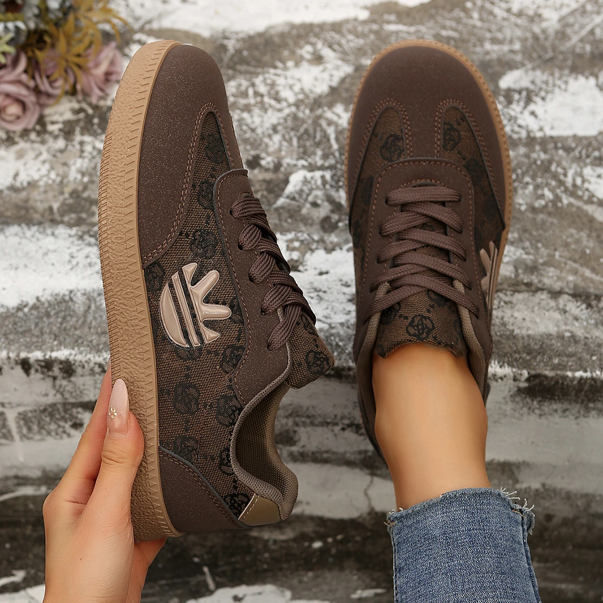 2026 Herbst Damenmode Wildleder-Sneaker mit Doppelschnalle und Metall-Details Leichte Atmungsaktive Bequeme Freizeitschuhe – Detail 6