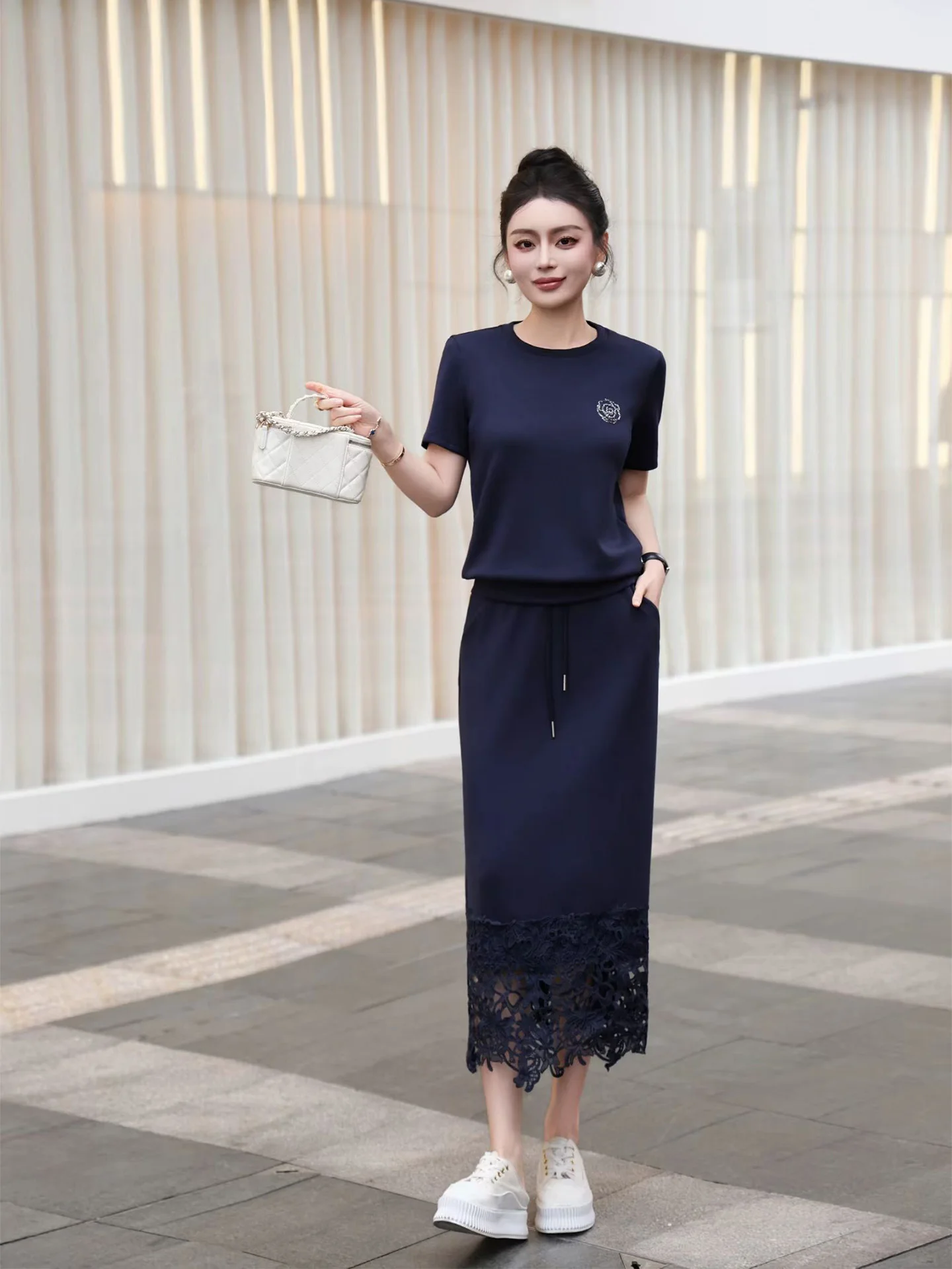 

Элегантный повседневный спортивный костюм для женщин: новинка 2026 года, свитшот с кружевными вставками и юбка, комплект из двух предметов с высокой талией, однотонный