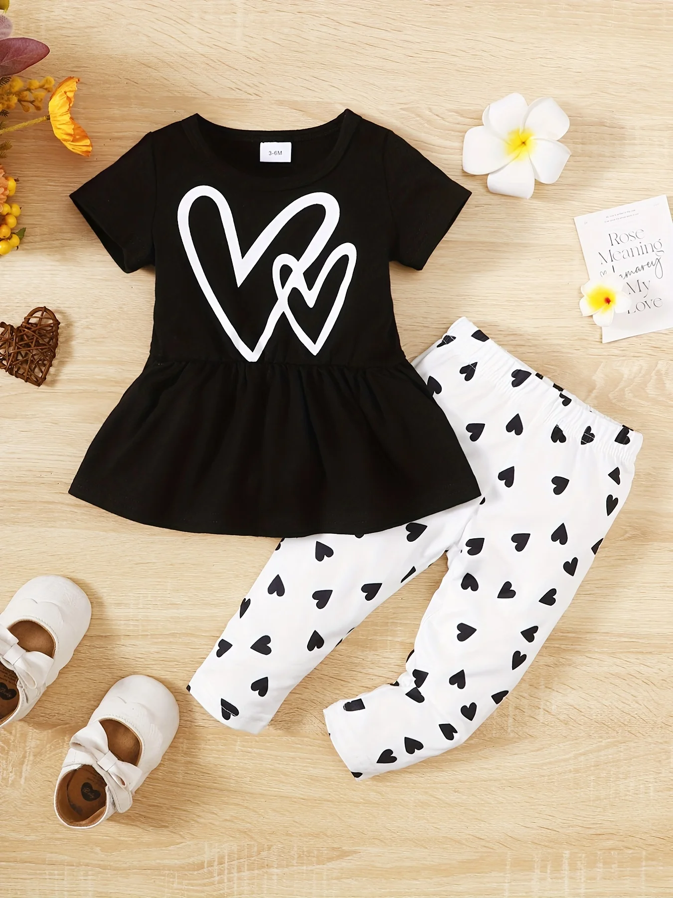 

Летний комплект из топа с короткими рукавами и узором в виде сердечек и длинных брюк для девочек и малышей