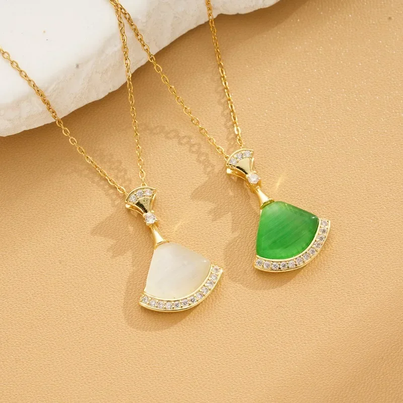 

Самое продаваемое колье с бриллиантами в форме кошачьего глаза, придающее женщинам изысканный шарм.