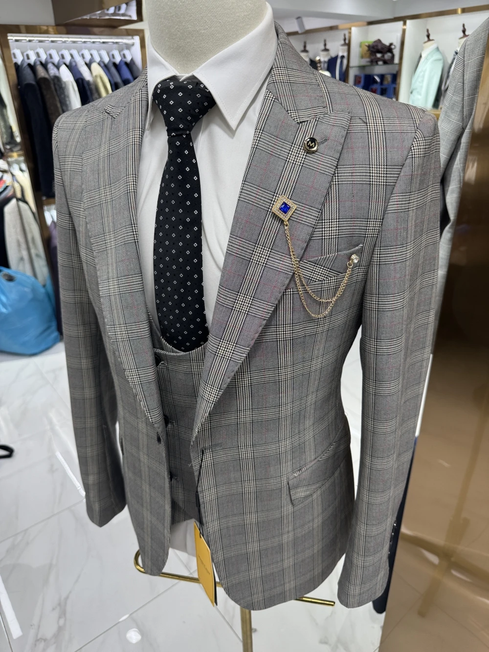 Decent Grid Pattern Groom Wear Hot Sale Elegant Suit Jacket Vest Pants 2025 Handsome Successful Business Man Customized Set