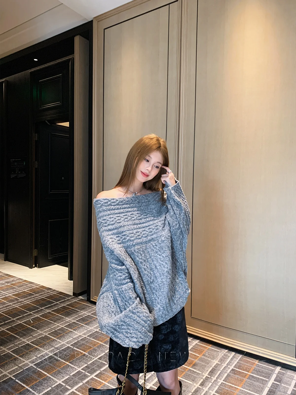 

Утепленный вязаный свитер с одним открытым плечом для женщин, модный осенне-зимний новый стиль, с узлом-косичкой на шее