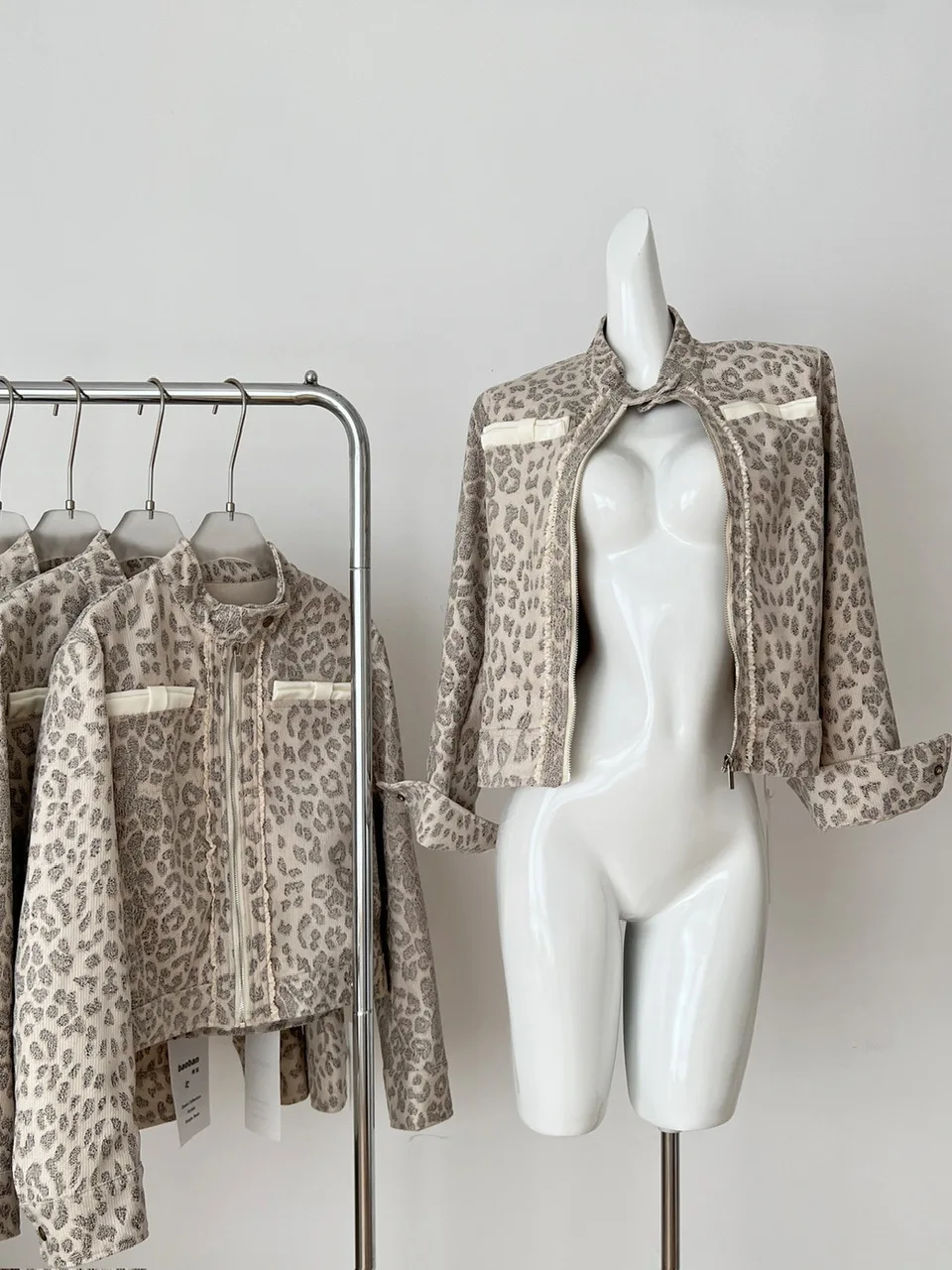 

Ограниченная серия, женский топ с леопардовым принтом, окрашенный омбре, воротник-стойка, элитный кружевной топ, осенний свободный крой