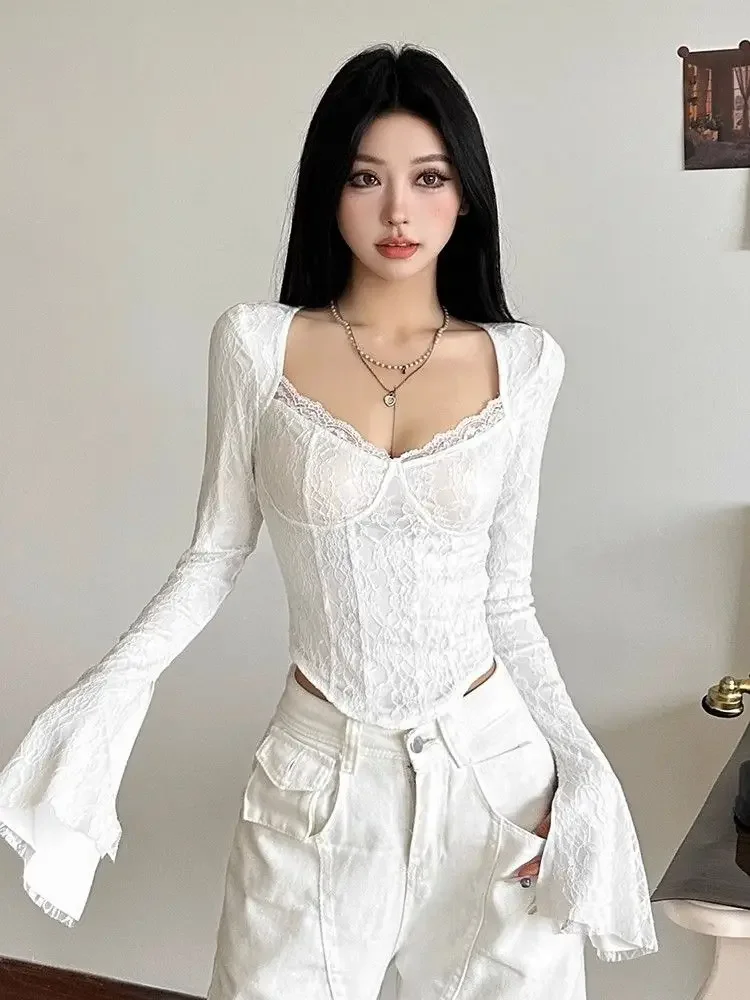 Camisetas dulces de encaje con cuello en V para chica picante americana, novedad de verano 2021, camiseta blanca que combina con todo, Top de cintura ajustada Irregular para mujer