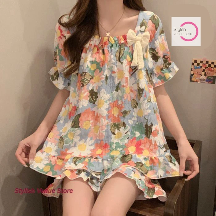 

In summer, the new sweet ruffled short-sleeved suit with chest pad to prevent exposure can be worn by women in French fashion.