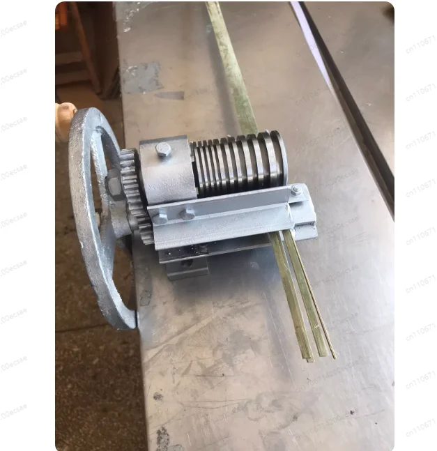 Bamboo Splitting and Slitting Machine Bamboo Strip Machine Hand-Cranked Bamboo Weaving Machine
