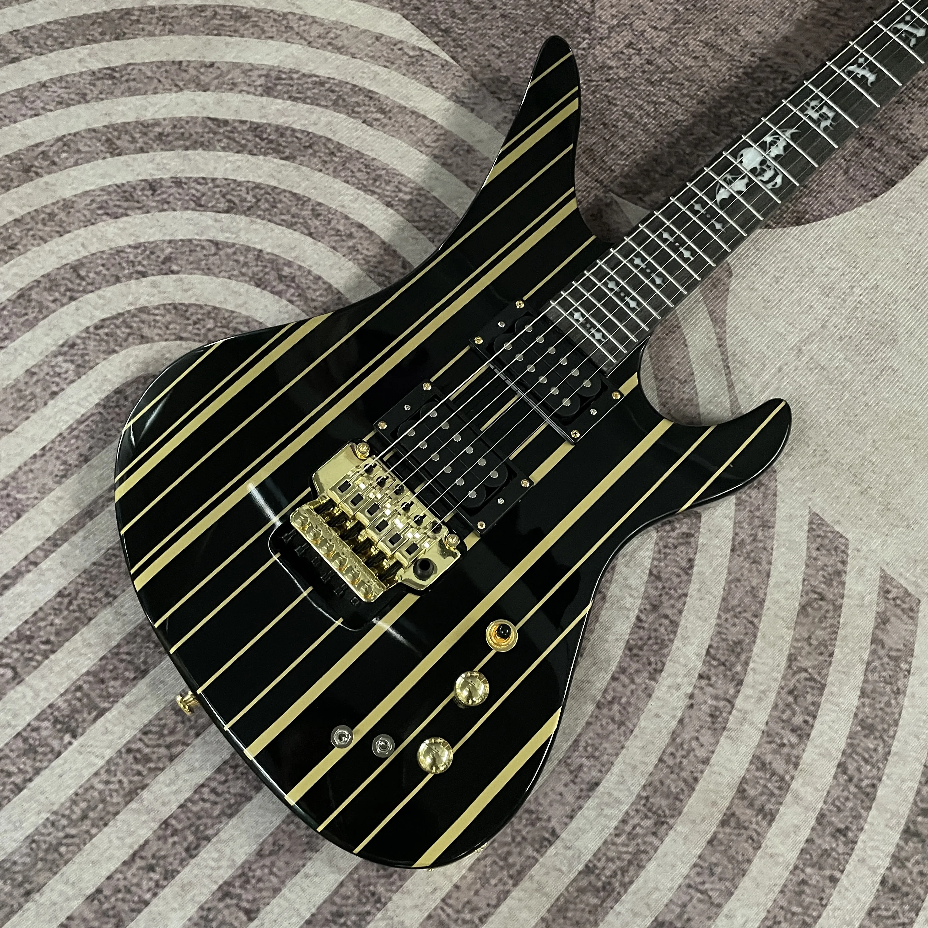 

6-струнная электрогитара черного цвета с золотыми полосками, электрогитары с звукоснимателями HH, электрогитара с системой тремоло