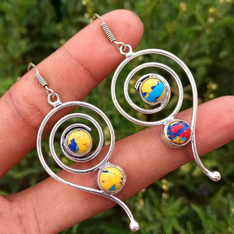 Modische, mit farbigem synthetischem Türkis besetzte, spiralförmige Ohrhänger für Damen, Vintage-Stil, versilbert, Urlaubsschmuck-Accessoires
