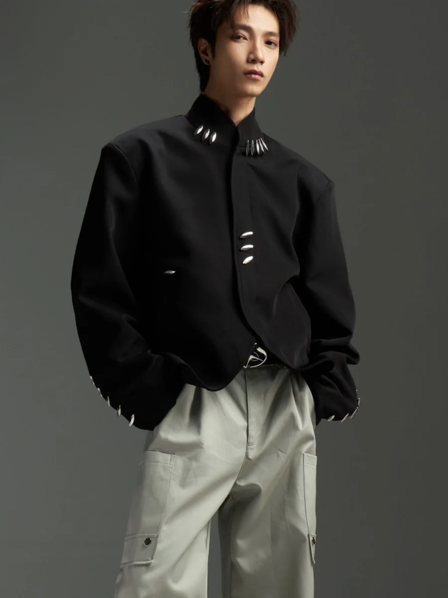 

Faionable ort Мужской костюм Jaet Деконструированный металлический дизайн Новая модная верхняя одежда в китайском стиле Stand Fit Long Sve Po...