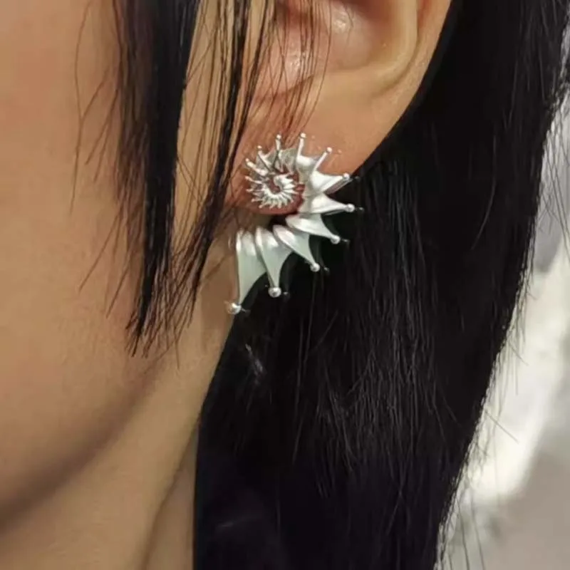 New Gothic Stereo Conch Personality Ancient Silver Stud Earrings for Men Women Hallowmas Punk Jewelry Vacation Accessory Gift